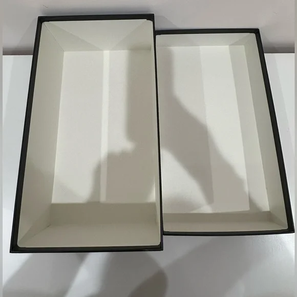 Gucci white&black shoe box with 2 dust bags, tissue/shoe stuffing papers & card - Picture 13 of 13